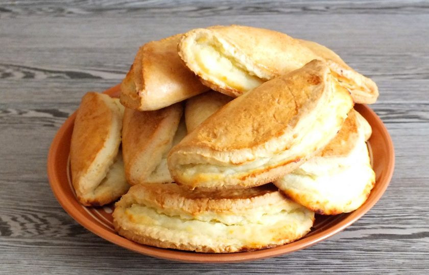 1. Этап. Сочни на маргарине: По истечении времени достаньте сочни из духовки. Снимите с листа и охладите.