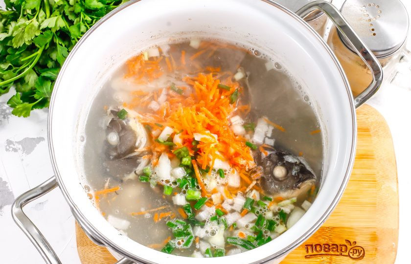 1. Этап. Рыбный суп с сельдереем: Спустя 15 минут варки выложите измельченные овощи в кастрюлю.