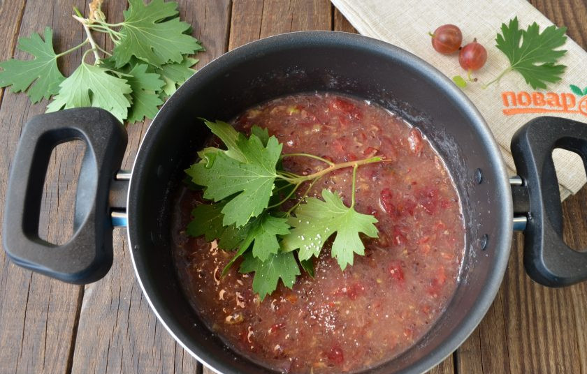 1. Этап. Варенье из крыжовника с листьями смородины: Положите веточку с листьями смородины, щепотку лимонной кислоты, чтобы дольше сохранить варенье.