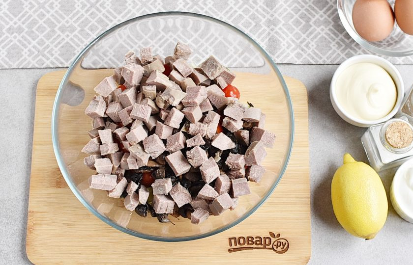 1. Этап. Салат Гурман с языком: Отварные свиные языки нарежьте кубиками и выложите в миску.