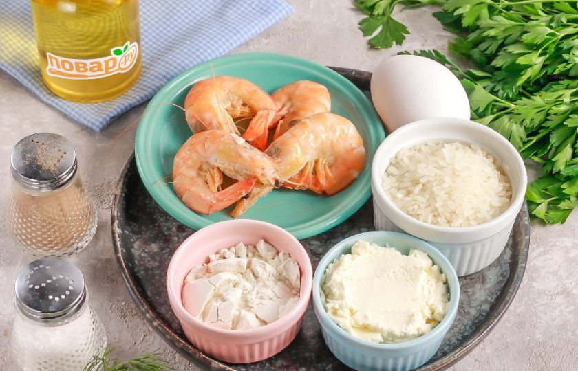 1. Этап. Рисовые шарики с креветками и творожным сыром: Подготовьте указанные ингредиенты. Креветки лучше всего приобретать крупные, варено-мороженые. Разморозьте их в горячей воде.