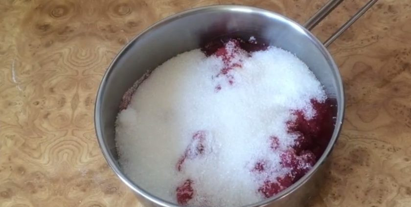 1. Этап. Варенье из замороженной красной смородины: 2. Оставьте смородину с сахаром на 30 минут, чтобы ягоды пустили сок. Проварите варенье в течение 10 минут на умеренном огне и снимите с огня.