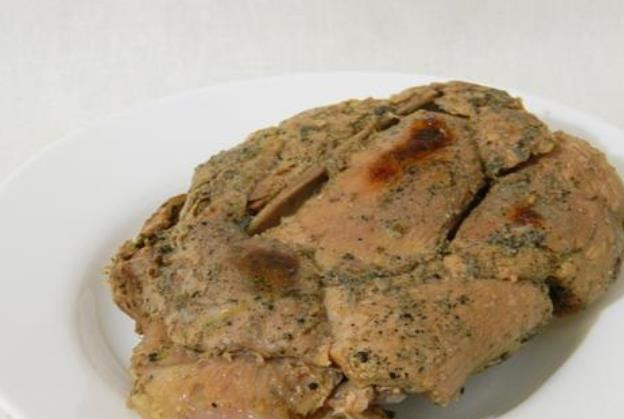 1. Этап. Баранина в мультиварке Редмонд: Включите режим «Выпечка» на 1 час. Через 15 минут разверните фольгу. Готовое мясо можно использовать как закуску. Оно отлично дополнит картофельное пюре или гречневую кашу.