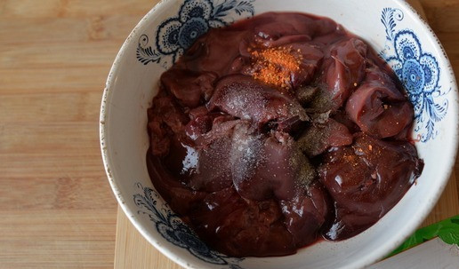 1. Этап. Закусочный мильфей из яблок с печенью: Печень промываем, обсушиваем, удаляем жилки и протоки. Заливаем печень ликёром, у меня - 