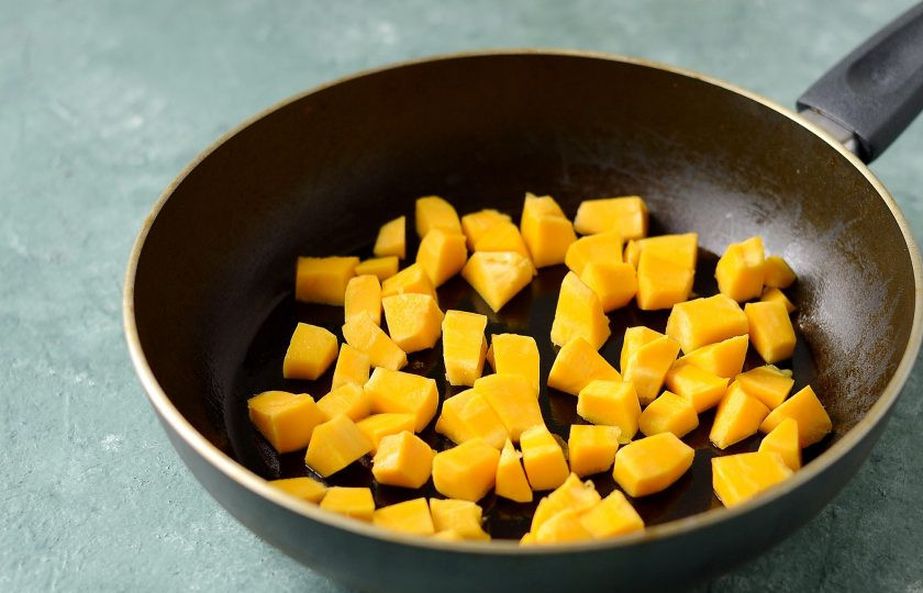 1. Этап. Диетическая тыквенная запеканка: Тыкву очистите, удалите семена. Нарежьте на маленькие кубики. Потушите в сковороде с небольшим количеством масла до мягкости. Добавьте сахарозаменитель.