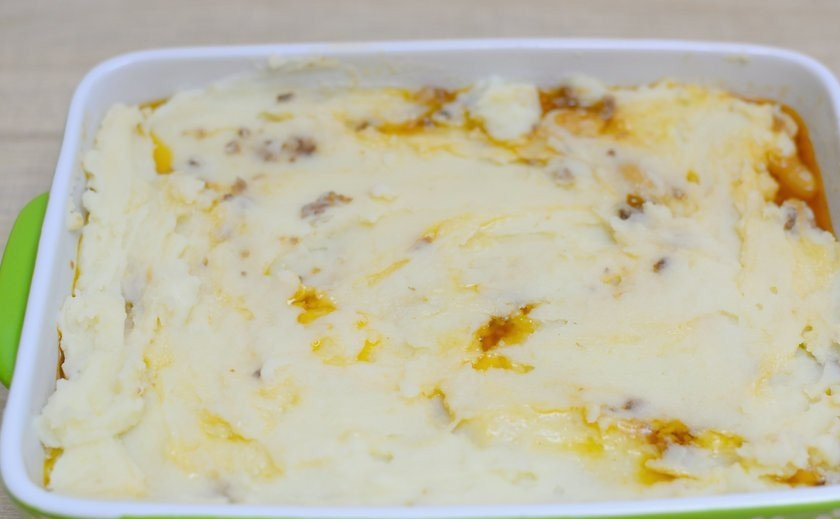 1. Этап. Пирог пастуха: 7. Накройте картофельным пюре.