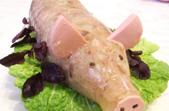 1. Этап. Холодец из курицы в бутылке: 4. А когда полностью застынет, аккуратно разрежем бутылку. Готовый холодец украшаем при помощи колбаски (ушки и носик). Воспользуйтесь фантазией, такое блюдо можно очень оригинально украсить! Готово!