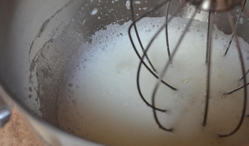 1. Этап. Малиновый торт: Взбить белки.