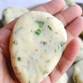 1. Этап. Картофельные котлеты: 5. Выбранные из холодильника картофельные котлеты обваляйте в муке.