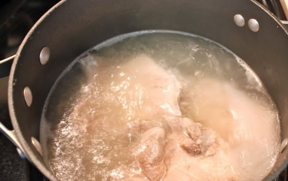 1. Этап. Свинина отварная с овощами: 2. Когда вода закипит, убавить огонь и убрать образовавшуюся пену. Варить на среднем огне мясо до готовности. Время зависит от размера кусочка свинины. Мясо должно быть мягкое.