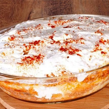 1. Этап. Слоеная капуста по-трансильвански: Слегка поливаем все сметаной, после чего повторяем процедуру: треть капусты, оставшаяся половина риса, оставшаяся половина мяса, и оставшаяся треть капусты. Сверху все обильно смазываем сметаной.