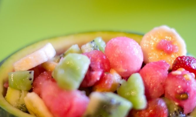 1. Этап. Фруктовый салат в арбузе: 7. Вырезанную мякоть соедините с остальными фруктами, перемешайте аккуратно и выложите все в арбуз.