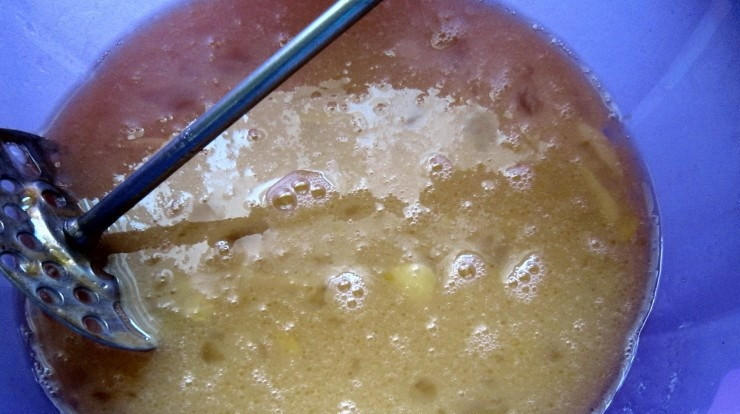 1. Этап. Баурсаки татарские: Когда яичная масса будет однородной, добавляйте в нее порциями просеянную пшеничную муку. Замесите крутое и податливое тесто. Оно не должно быть 