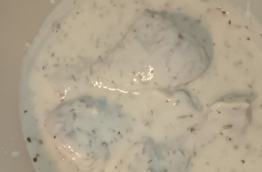 1. Этап. Курица с имбирём, орегано и медом: Сначала замаринуйте куриные ножки, смешав в отдельной ёмкости йогурт, чеснок, 1 чайную ложку соли, 2 чайных ложки орегано, зиру и 2 столовых ложки сока лайма. Перемешайте и отправьте ёмкость с куриными ножками мариноваться на час в холодильник.