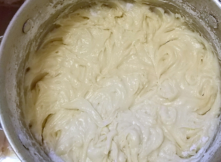 1. Этап. Малиновая бубланина: Смешайте муку и разрыхлитель. Затем введите в жидкую смесь и хорошо перемешайте.