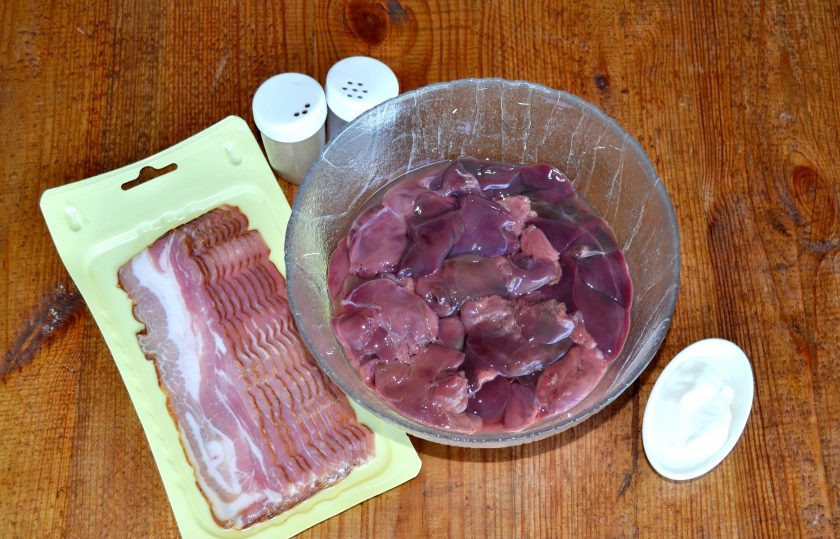 1. Этап. Печень в беконе на мангале: Вот такой простой набор ингредиентов мы будем использовать.