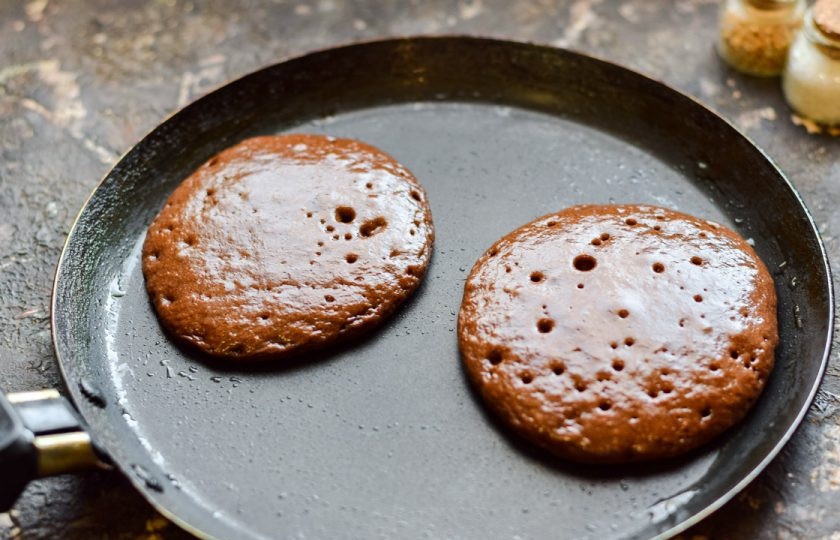 1. Этап. Шоколадные оладьи на молоке: Жарьте оладьи на сухой сковороде на самом минимальном огне. По 1,5 минуты с каждой стороны.