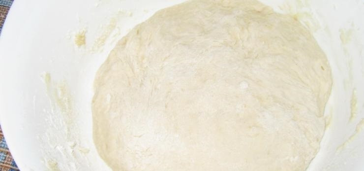 1. Этап. Домашние пирожки: 1. В миску просейте муку, влейте 250 миллилитров теплой воды. Растворите в оставшейся воде сухие дрожжи и влейте в миску к муке, добавьте 2 столовые ложки подсолнечного масла, сахар и соль, замесите тесто.