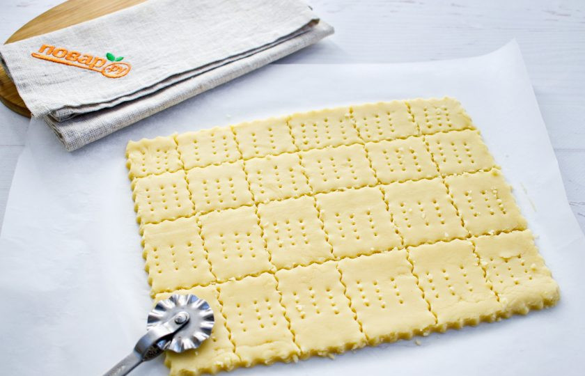 1. Этап. Печенье 3 ингредиента: Тесто разделите на 2 части для удобства формовки печенья. Каждую часть раскатайте на пергаменте в прямоугольный пласт, толщиной 0,7-1 см. Разрежьте на прямоугольники, квадратики или ромбики. Наколите тесто вилкой. Поставьте запекаться в разогретой духовке при 200 градусах на 15 минут.