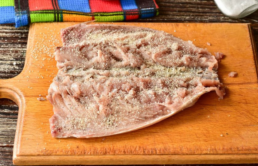 1. Этап. Рулет из скумбрии с яйцом: Посолите, поперчите и посыпьте ее желатином.