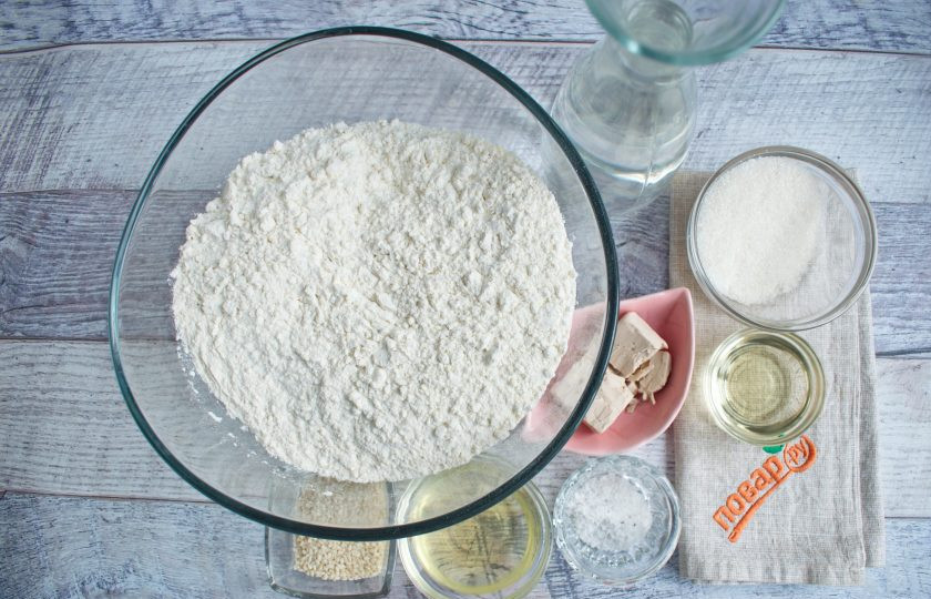 1. Этап. Булочка Ромашка: Подготовьте необходимые ингредиенты. Муку просейте в глубокую миску.
