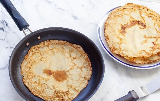1. Этап. Тоненькие блинчики: Затем переверните блинчик лопаткой и обжарьте вторую сторону.