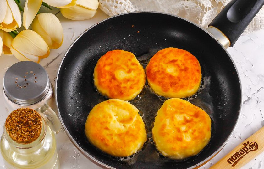 1. Этап. Сырники из творога с корицей: Аккуратно переверните и обжарьте такое же количество времени с другой стороны.