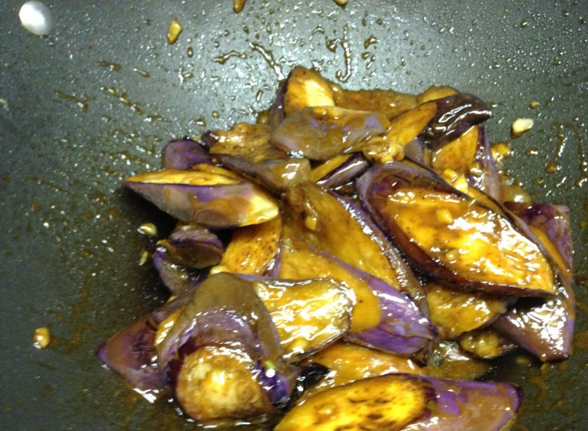 1. Этап. Баклажаны по-шанхайски: Теперь выкладываем баклажаны к соусу и тушим до готовности. Вот и все! Наши баклажаны по-шанхайски готовы! Подаем их с пылу с жару, можно украсить зеленью и приготовить легкий гарнир к ним - рис или картофель. Приятного аппетита)