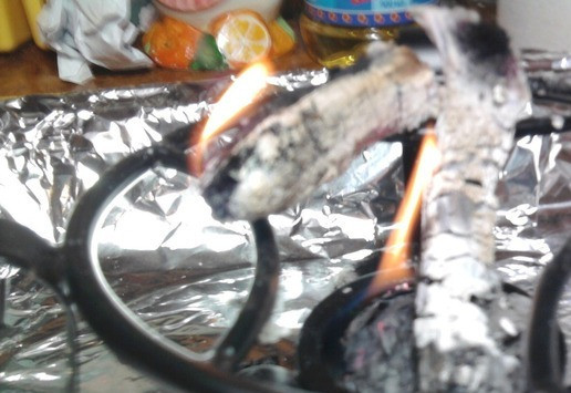 1. Этап. Шашлык с дымком в духовке: Зажигаем наш уголек. Если нет такой подставки, то можно немного полить уголь спиртом (буквально 1-1,5 ч. л.) или капнуть несколько капель бензина для костров. Д ать угольку совсем немного времени погореть, буквально 1-2 минутки. Если Вы пользуетесь спиртом или бензином, будьте ОСТОРОЖНЫ! Уберите рядом висящие или лежащие полотенца или салфетки, соберите волосы в хвост, зажигайте уголь на расстоянии вытянутой руки. Хотя ничего страшного и не происходит, все же стоит в первый раз проявить осторожность.