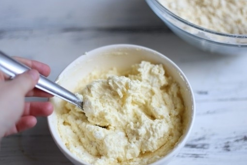 1. Этап. Детская творожная запеканка в духовке: 2. Творог смешайте с яйцами и оставшимся сахаром. Добавьте ванильный сахар и тщательно все перемешайте.