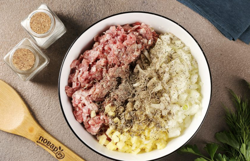 1. Этап. Манты без мантоварки: В глубокой миске соедините фарш, нарезанный мелкими кубиками лук и картофель. Посолите и добавьте специи.