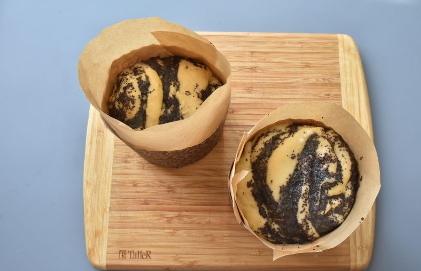 1. Этап. Краффин с маком: Подготовьте формы для выпекания. Аккуратно выложите в них заготовки краффинов. Накройте формы полиэтиленовыми пакетами, чтобы тесто не заветрилось, и оставьте изделия для подъема. Выпекайте краффины в духовке, разогретой до 200 градусов в течение 13 минут. После чего уменьшите температуру духовки до 170 градусов и выпекайте еще 25 минут.