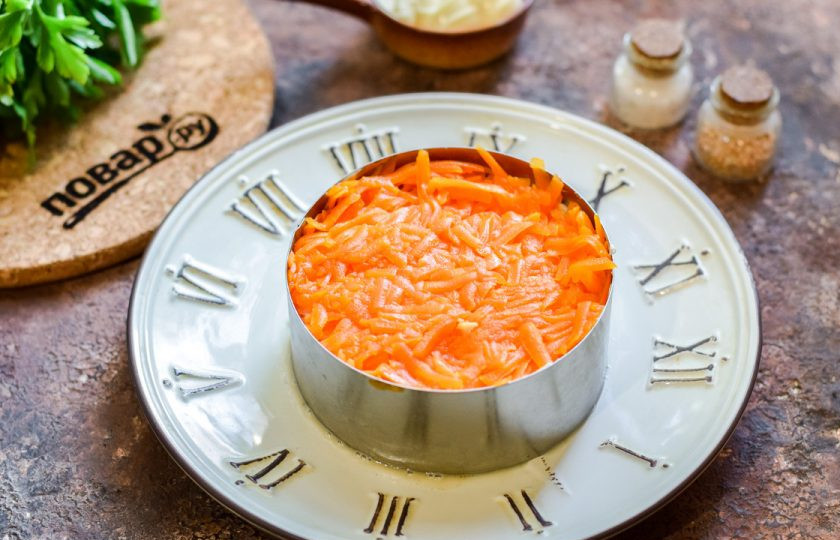 1. Этап. Салат Полтавский: Вареную морковь очистите и натрите на средней терке, выложите морковь поверх яиц, смажьте майонезом.