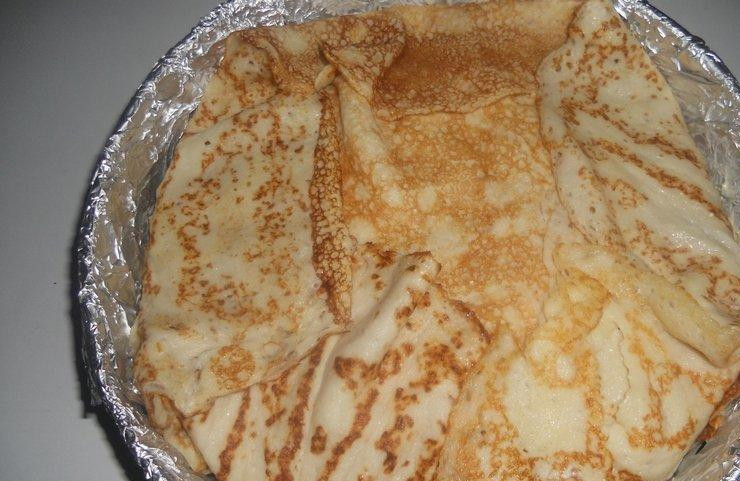 1. Этап. Курник из блинов: 6. Придавить, смазать сметаной и выложить слой яиц. Накрыть еще 2 блинчиками. Закрыть курник блинчиками со дна, которые свешивались с краев формы.