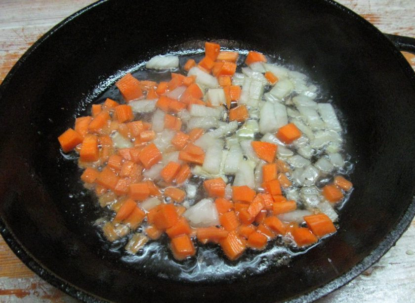 1. Этап. Тушеная курица с оливками и фасолью: Лук с морковью нарежьте мелким кубиком и обжарьте до мягкости на сковороде, в которой жарили курицу.