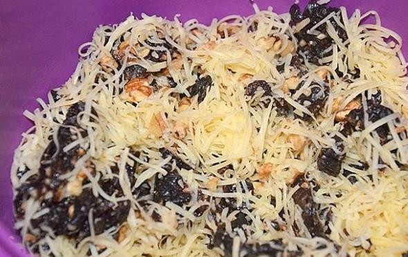 1. Этап. Мясной рулет с черносливом и орехами: 3. Добавим натертый на мелкой терке сыр к массе из чернослива и орехов.