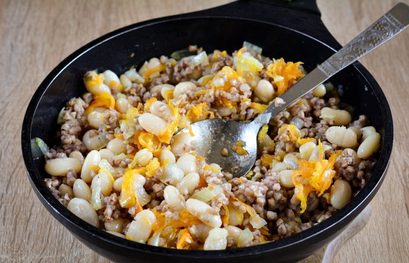 1. Этап. Гречка с фасолью: 8. Перемешайте и тушите все вместе на медленном огне 4-5 минут. Можно поперчить блюдо по вашему вкусу.