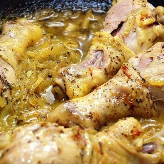 1. Этап. Курица с шафраном: Спустя полчаса луковый соус по консистенции будет напоминать сметану. Пробуем на соль и перец, если надо - добавляем, чего не хватает.