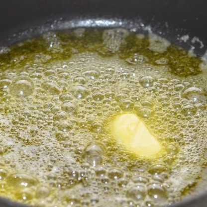 1. Этап. Куриные окорочка в вине: Тем временем в сковороде разогреваем оливковое и сливочное масло.