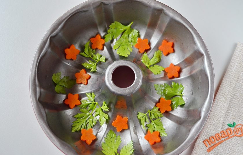 1. Этап. Домашний холодец из говядины и курицы: На дно формы положите зелень, морковь.