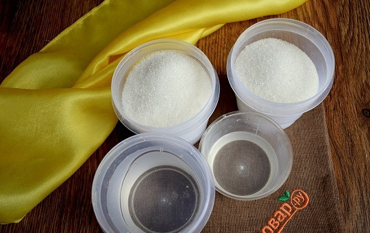 1. Этап. Золотой сироп: Отвесьте необходимые ингредиенты.