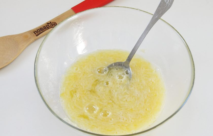 1. Этап. Оладьи из кабачков на кислом молоке: Перемешайте.