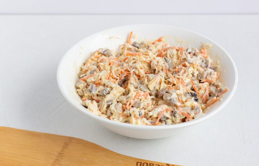 1. Этап. Салат Новогодний подарочек: Перемешайте, заправьте по вкусу майонезом и размягченным сливочным маслом. При необходимости посолите.