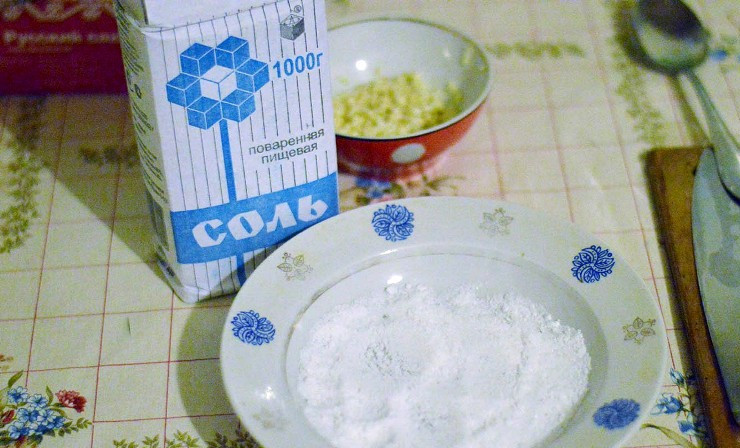 1. Этап. Карпаччо из курицы: Итак, для начала нам необходимо приготовить смесь, в которой мы будем мариновать, а затем сушить нашу курицу, поэтому мы насыпаем в миску соль. Ее жалеть не надо, ведь она составляет основу нашего блюда.