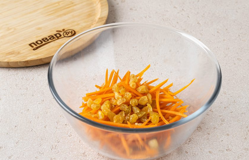 1. Этап. Марокканский салат: Изюм промойте в теплой воде, затем обсушите. Если изюм крупный, его можно порезать. Переложите в миску к моркови.