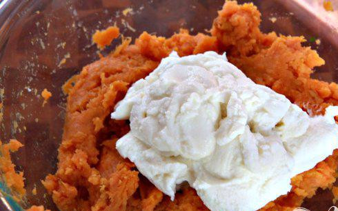 1. Этап. Ньокки из сладкого картофеля с сырным соусом: 2. Измельчить картофель в средней миске до консистенции пюре, выложить в большую миску. Добавить рикотту и хорошо перемешать.