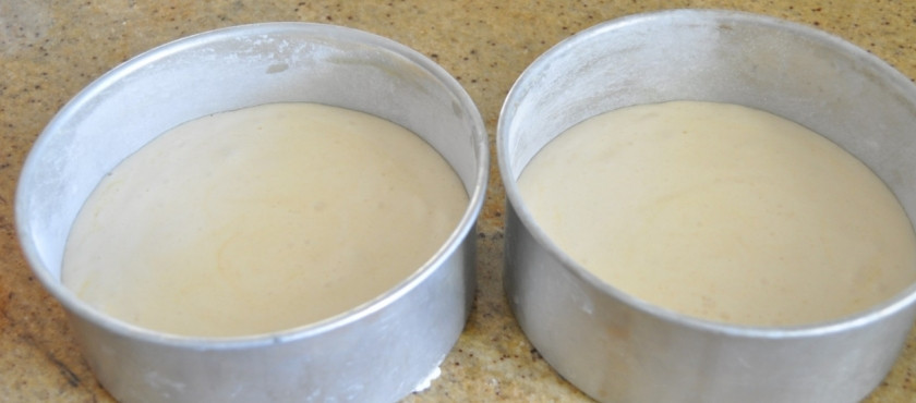 1. Этап. Бисквитный торт с творожной начинкой: 2. Отдельно смешаем компоненты для теста - масло, сахар, яйца и муку, перемешаем тщательно и разливаем в две формы. Выпекаем примерно 20-30 минут каждый при температуре 180 градусов.