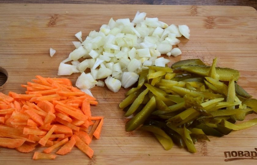 1. Этап. Солянка с тунцом Вкусняха: Лук измельчите, морковь и огурцы нарежьте соломкой.