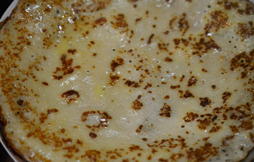 1. Этап. Блины манные: 5. Выпекайте блины, смазывая сковороду и сами блины сливочным маслом.