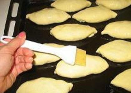 1. Этап. Пирожки с творогом: 4. Кусочки теста раскатать в шарики и размять. На лепешку положить начинку. Края лепешки плотно защипать. Смазать яйцом. Пирожки выпекаются при температуре 200 градусов 20-25 минут. Температура в духовке должна быть 200-220 градусов.